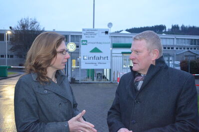Sabine Bätzing-Lichtenthäler, MdL und Bürgermeister Bernd Brato vor dem Logistikzentrum der Fa. Montaplast.