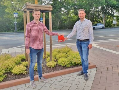 Der Juso-Kreisvorsitzende Philip Schimkat (links) sichert Matthias Gibhardt Unterstützung für die Kandidatur zu.