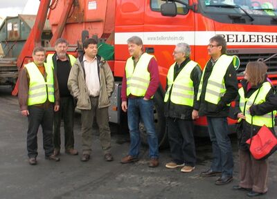 Torsten Henn (3.v.l.) informierte über Entsorgungswege und -techniken sowie „Trends“ der Abfallwirtschaft.