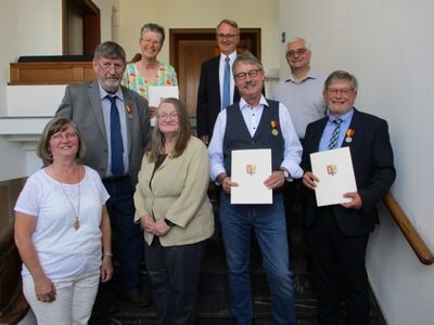 Mit den Geehrten freute sich Kreisbeigeordneter Klaus Schneider (obere Reihe/Mitte).