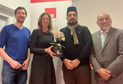 Vorsitzende Jan Hellinghausen und Sabine Bätzing-Lichtenthäler, MdL sowie Imam Ansar Ahmad und Muzaffar Ahmad Khawaja