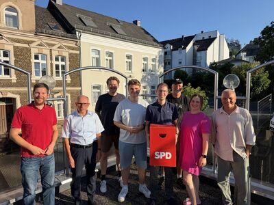Der neue Vorstand rund um Marcel Schmidt (4.v.r.) und Stellvertreter Colin Haubrich (4.v.l.)