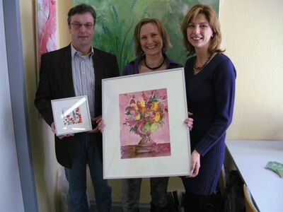 MdB Sabine Bätzing-Lichtenthäler und MdL Dr. Matthias Krell freuen sich mit der Künstlerin über die gelungene Eröffnung.