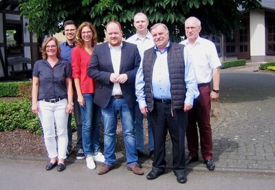 Der neu gewählte SPD-Kreisvorstand. MdL Heijo Höfer (rechts) gehörte zu den ersten Gratulanten.