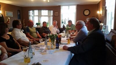 Betriebsratsvorsitzender Eberhard Bruch (3. v.l.) im Gespräch mit der SPD-Kreistagsfraktion