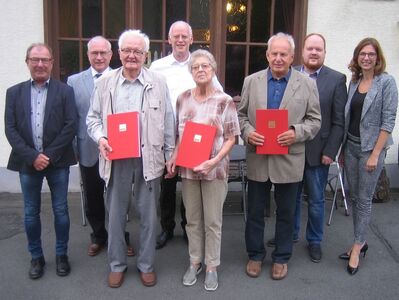 Der SPD-Kreisverband ehrte Anne-Dore und Wolfgang Frank sowie Paul Strunk (rechts).