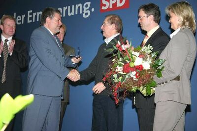 Ministerpräsident Kurt Beck überreicht Franz Schwarz die SPD-Ehrenmedaille