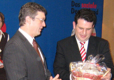 SPD-Kreisvorsitzender Dr. Matthias Krell dankte Generalsekretär Hubertus Heil für seine Teilnahme am Herbstempfang.