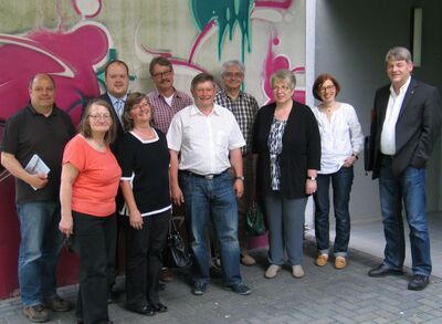 Die Kreistagsfraktion vor einem Graffitikunstwerk in der Kinder- und Jugendpsychiatrie in Altenkirchen.