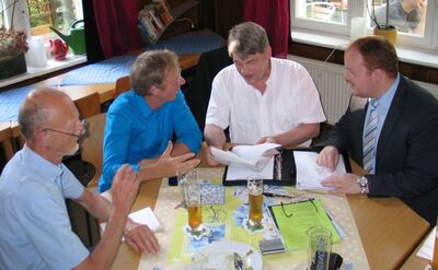 Mit Vertretern der Maxwäll-Genossenschaft ( v.l.) Fritz Hagemann und Peter Müller diskutierte die SPD-Kreistagsfraktion.