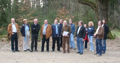Mitglieder der Kreistagsfraktion bei der Ortsbegehung auf dem Molzberg.