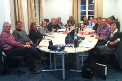 Stefanie Neuhoff und Michael Ullrich (vorne rechts) machten die Gäste von der SPD mit der Kreismusikschule vertraut.