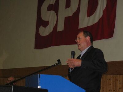 Peer Steinbrück begeisterte die Zuhörer in der Wiedhalle mit seinen Ausführungen zur Finanz- und Bildungspolitik.