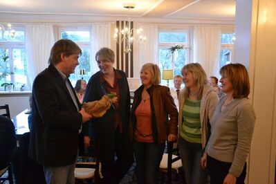 Kreisbeigeordnete Heike Johannes (rechts) und Fraktionssprecher Bernd Becker bedanken sich bei den drei Referentinnen.