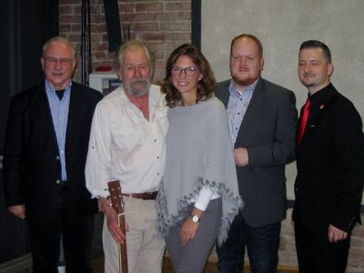 Ulrik Remy (2. von links) trat bei der Gedenkveranstaltung der SPD zur Pogromnacht im Wissener Kulturwerk auf.