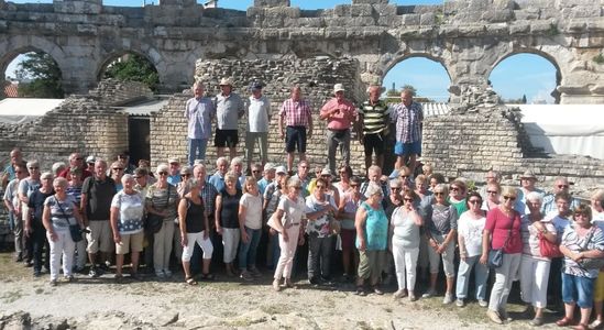 Die Reisegruppe im Amphitheater in Pula.