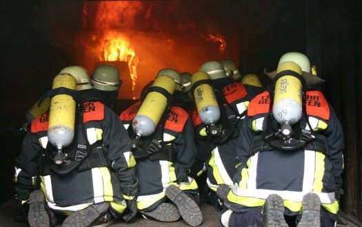 Symbolbild: Feuerwehrleute unter Atemschutz im Brandcontainer